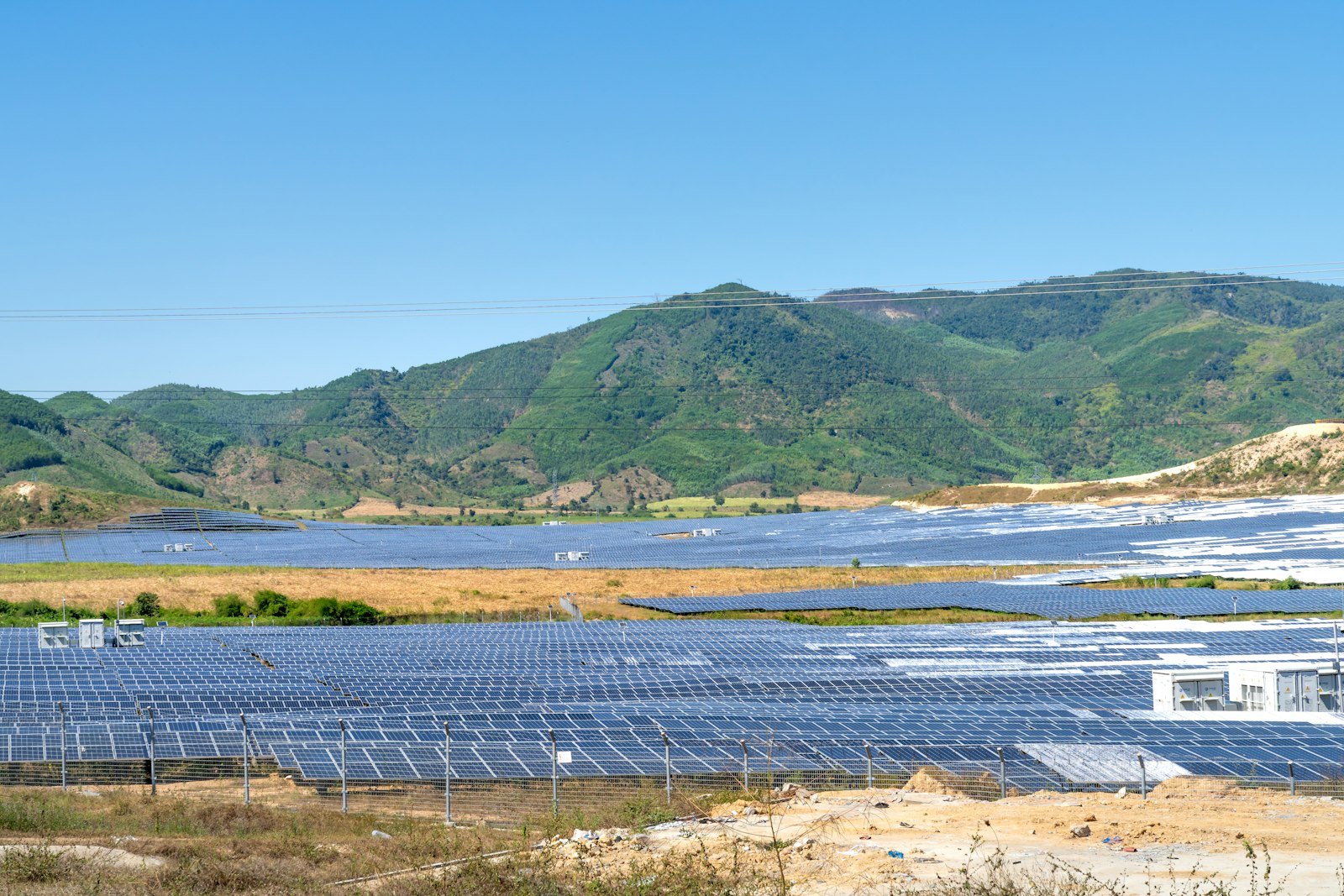 Floating solar array on a water body