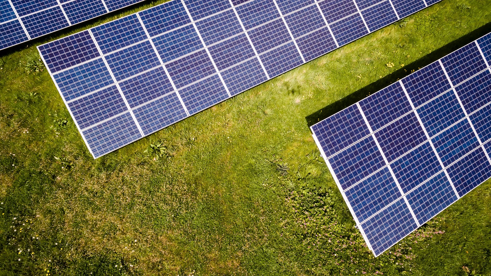 Solar modules and mounting structures on a commercial rooftop
